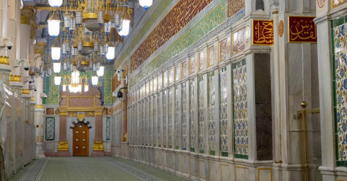 Prophet's Mosque: Walls Adorned with Artistic and Cultural Heritage - Main Image