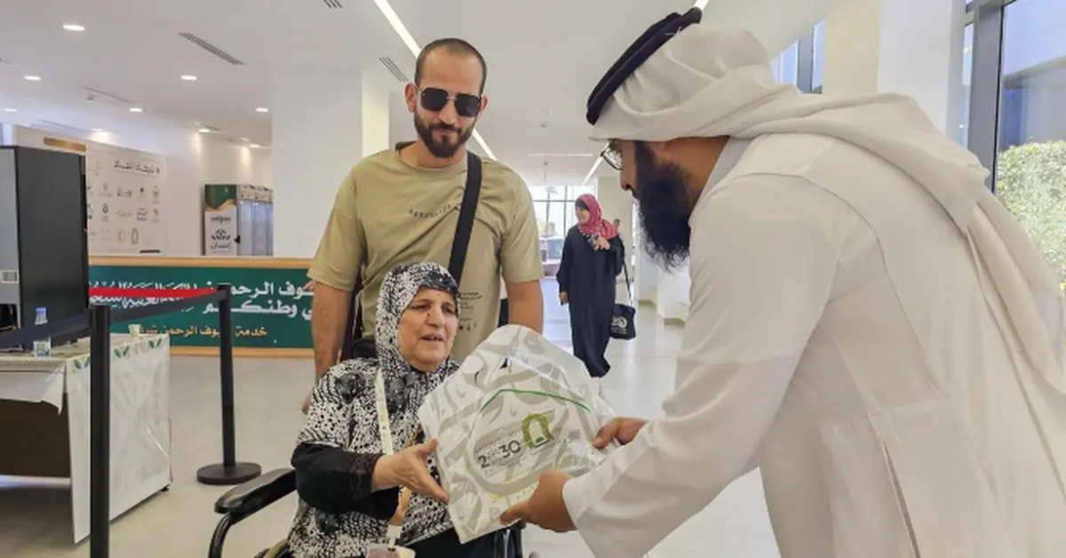 Islamic Ministry Distributes Custodian of the Two Holy Mosques' Gift to Departing Pilgrims - Main Image