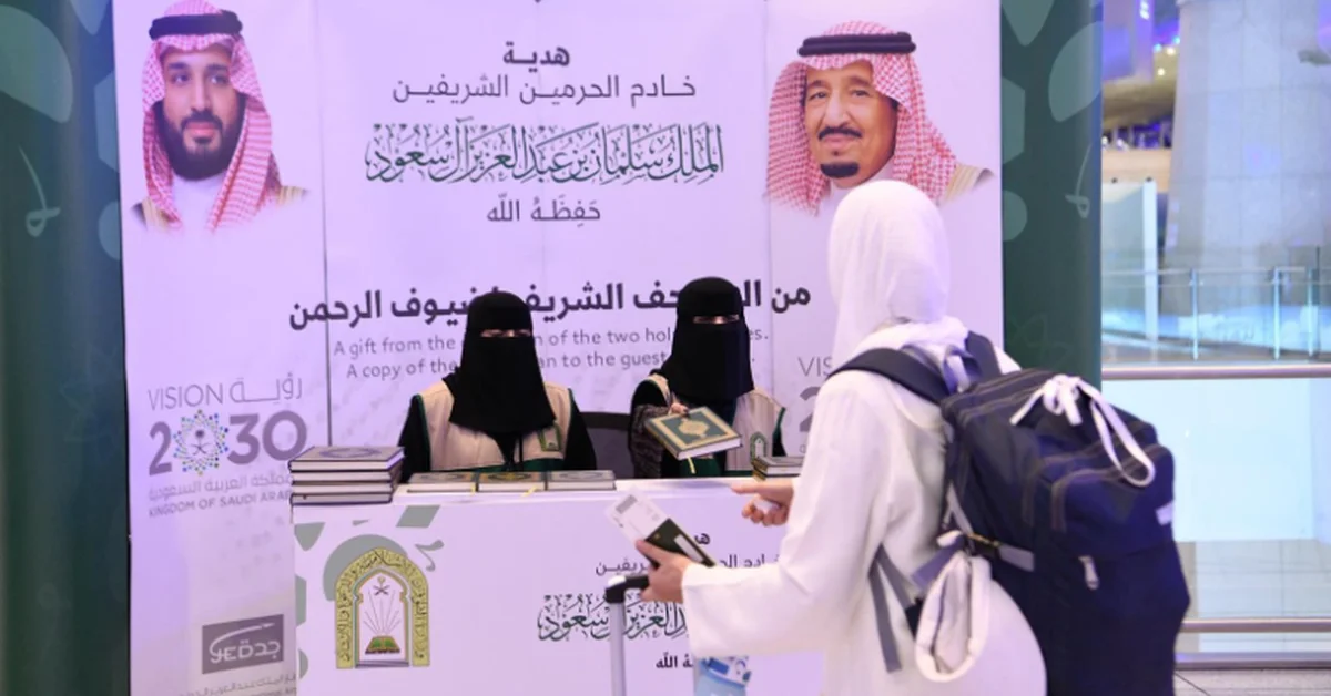 Ministry of Islamic Affairs Distributes Copies of the Holy Quran to Departing Pilgrims at Jeddah Airport - Main Image