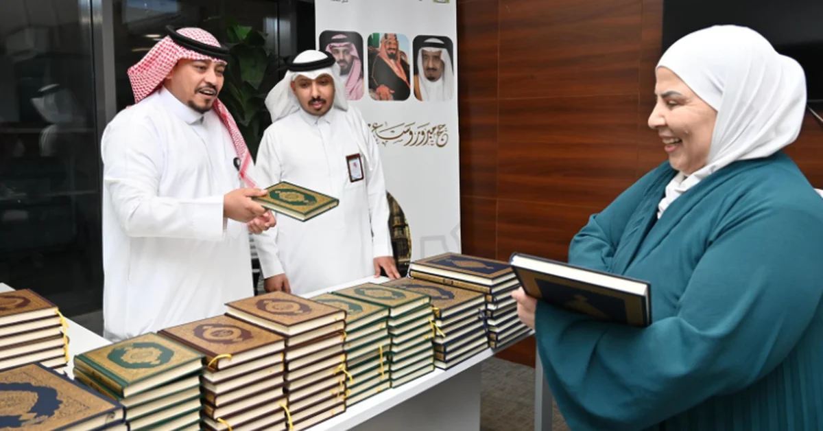 Islamic Affairs Distributes Custodian of the Two Holy Mosques’ Gift of Holy Quran Copies through Al-Haditha Border Crossing - Main Image