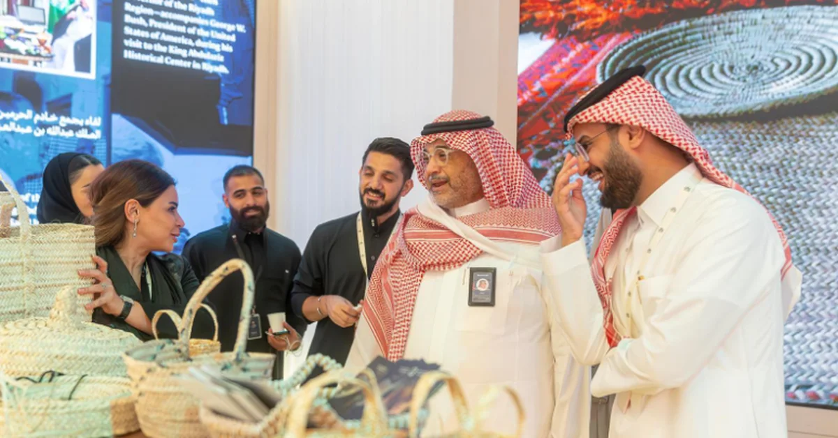 Wrth Highlights Palm Frond Weaving Craft during US President's Visit - Main Image