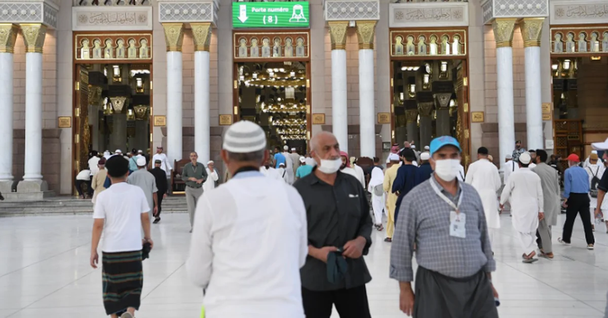 Smart Screens for Pilgrim Guidance Boost Religious Experience in Prophet's Mosque - Main Image