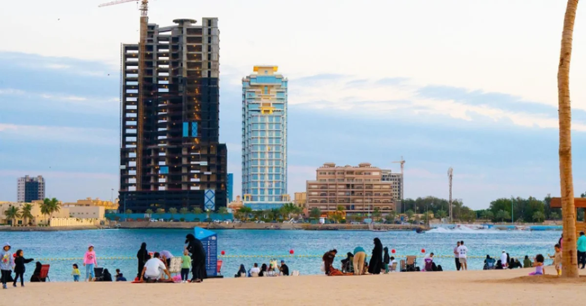 Jeddah's Future Corniche Sees Increased Demand for Swimming and Water Activities - Main Image