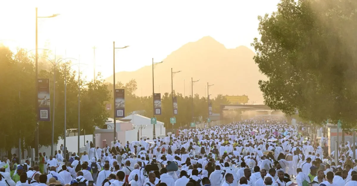 Pilgrims Begin Journey from Arafat to Muzdalifah for Next Hajj Rituals - Main Image