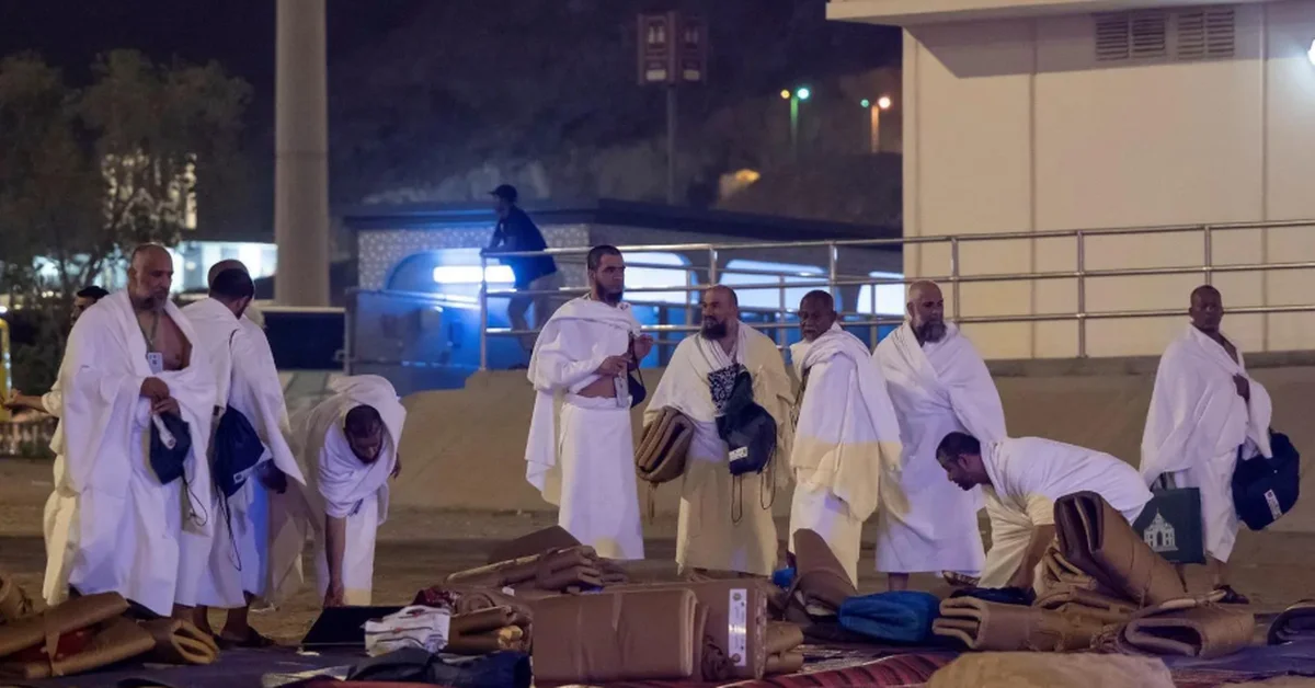 Pilgrims Arrive and Settle in Muzdalifah