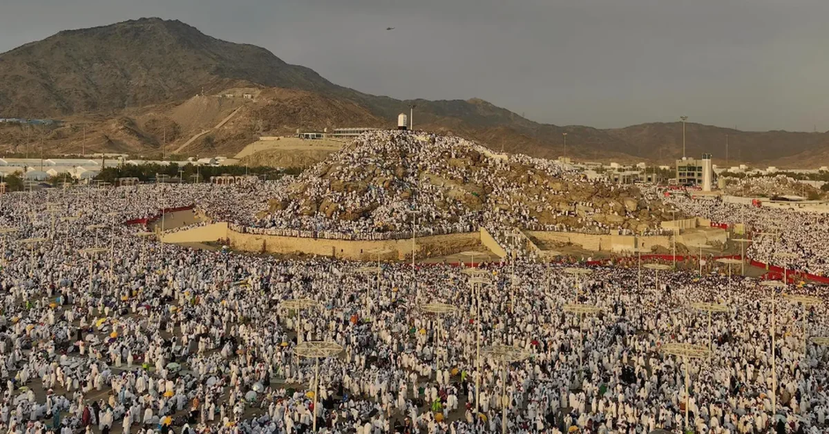 Pilgrims gather at Jabal Al-Rahmah in Arafat amid improved facilities - Main Image