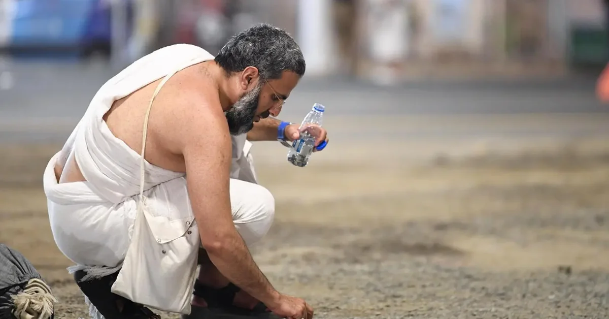 Overview of the Hajj stoning ritual from stone collection to Jamarat adherence - Main Image