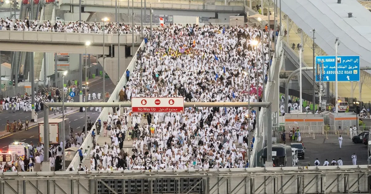 Pilgrims begin stoning ritual at Jamarat after reaching Mina - Main Image