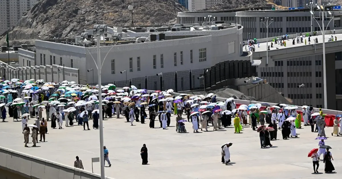 Pilgrims perform ritual stoning at Jamarat on first day of Tashreeq - Main Image