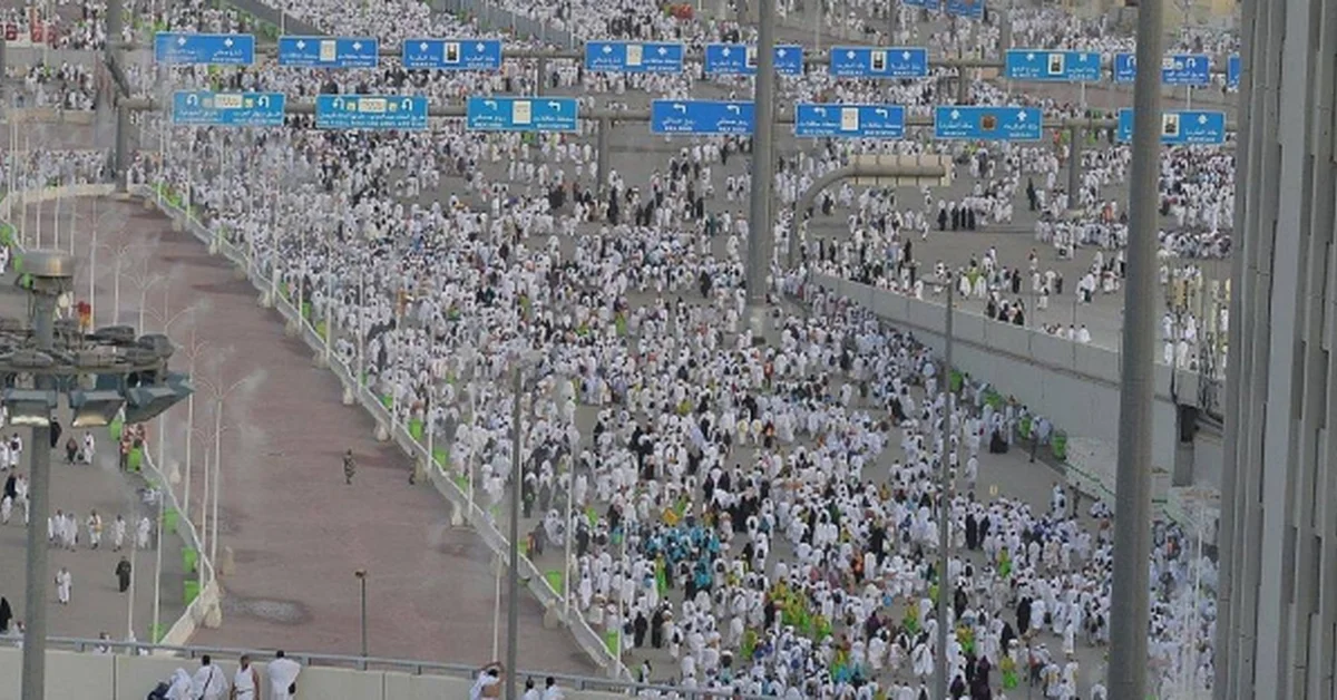 Families of martyrs and injured participate in first-day stoning of Jamarat - Main Image