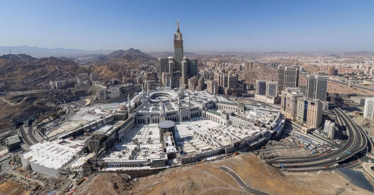 Pilgrims Perform Stoning Rituals at Jamarat on Second Day of Tashreeq