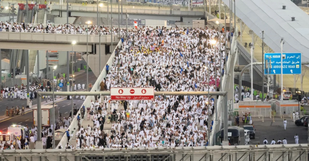 Pilgrims Stone Jamarat Al-Aqaba after Arriving in Mina for Tashreeq Days - Main Image