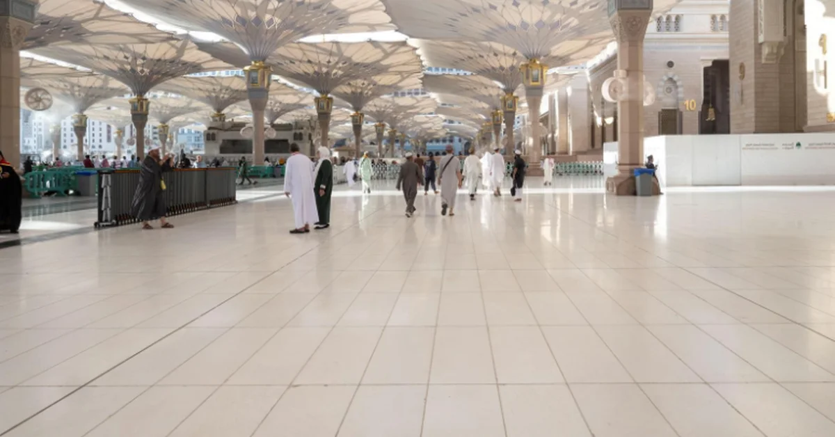 White Marble Enhances Moderate Climate for Worshippers in Courtyards of Prophet's Mosque - Main Image