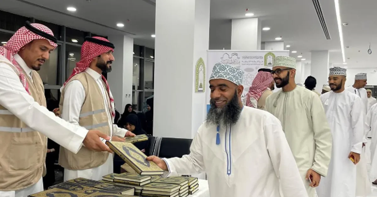 Ministry of Islamic Affairs Distributes Copies of Holy Quran to Departing Pilgrims via Al-Wadiah Border Crossing - Main Image