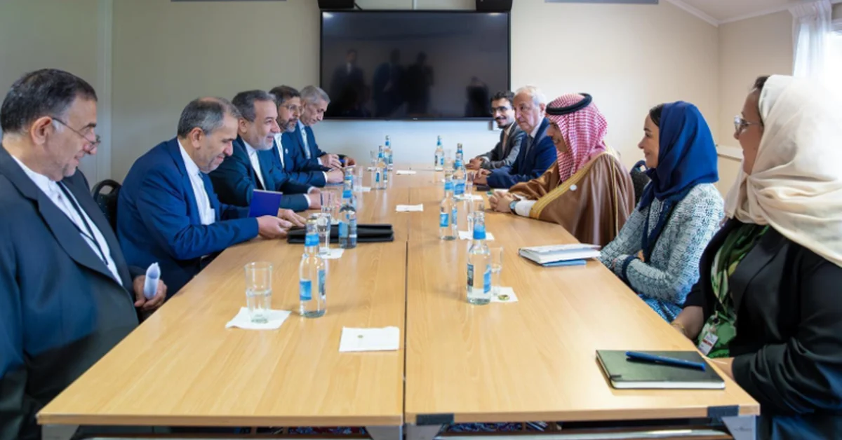 Foreign Minister, Iranian Counterpart Discuss Relations and Developments - Main Image