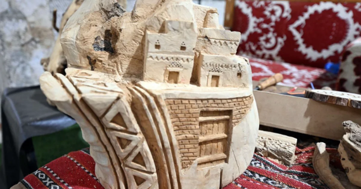 Ancestral Woodcraft Captivates Visitors at Hail Festival - Main Image