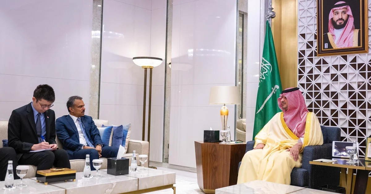 Minister of Interior Receives Singapore’s Ambassador - Main Image