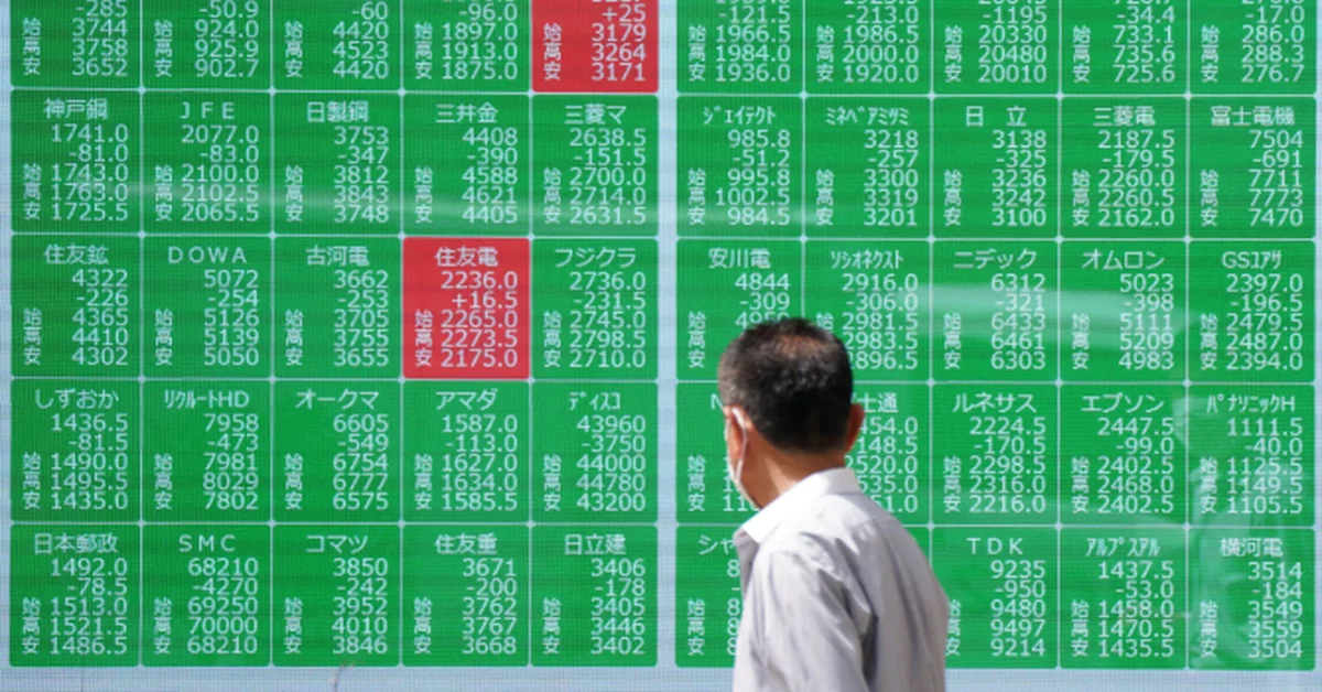 Japanese Stocks Plunge to Biggest Decline in Two Months - Main Image