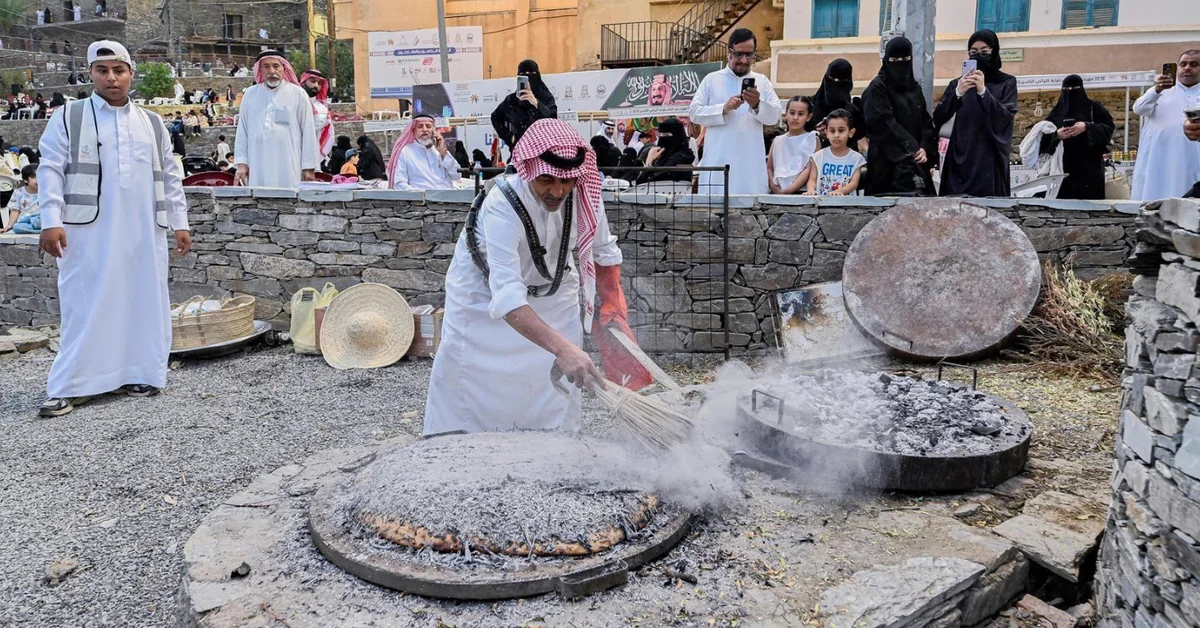 Al-Baha's Muqana Bread Delights Visitors at Heritage Festival - Main Image