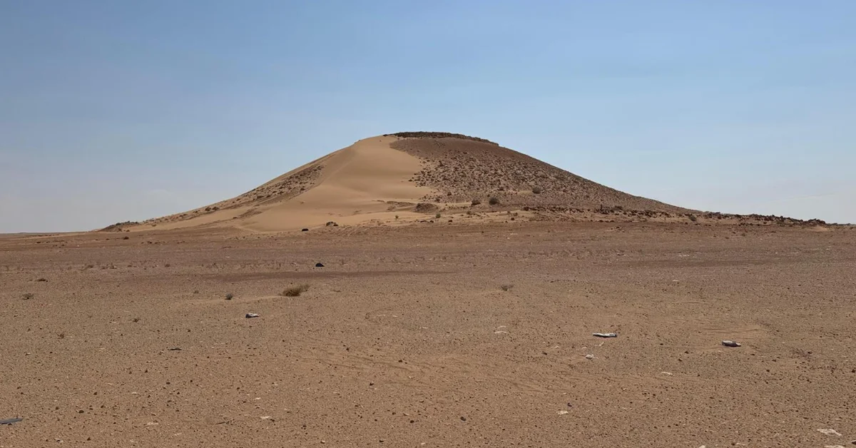 Al-Markouz Hill: A Beacon in Northern Borders Desert - Main Image