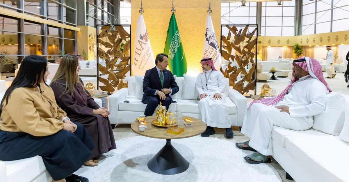 Portuguese Ambassador Visits 2025 International Falcon Breeders Auction - Main Image