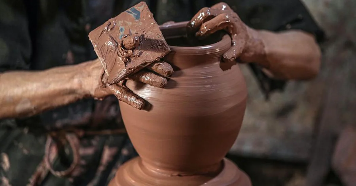 Artisan Fay Al-Ghamdi Revitalizes Ancient Pottery Traditions for New Generations - Main Image