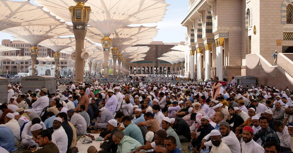 Prophet's Mosque Imam Warns against Arrogance and Extravagance - Main Image