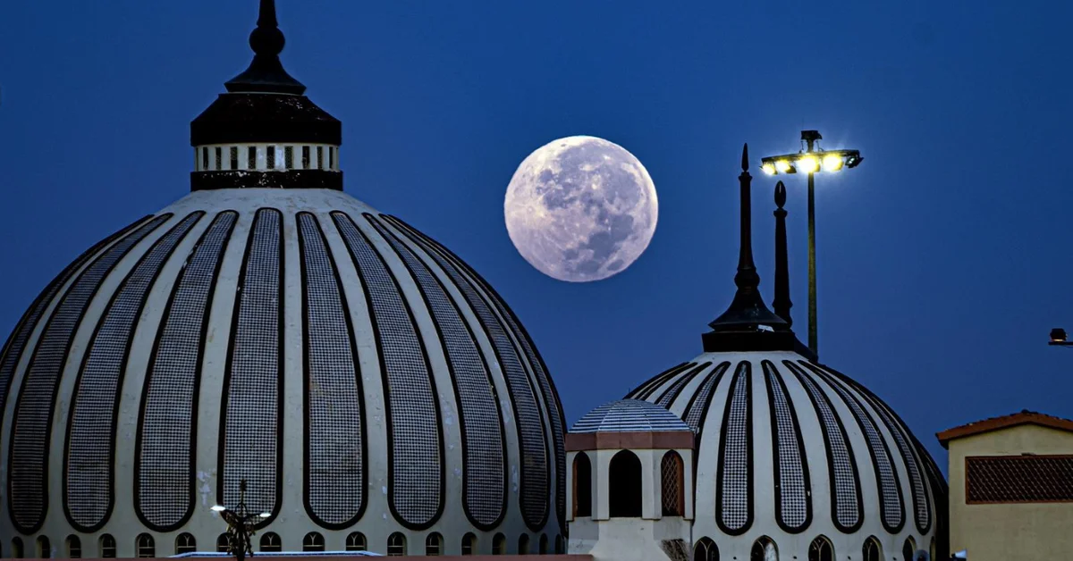 Harvest Moon Adorns Saudi Arabia's Sky - Main Image