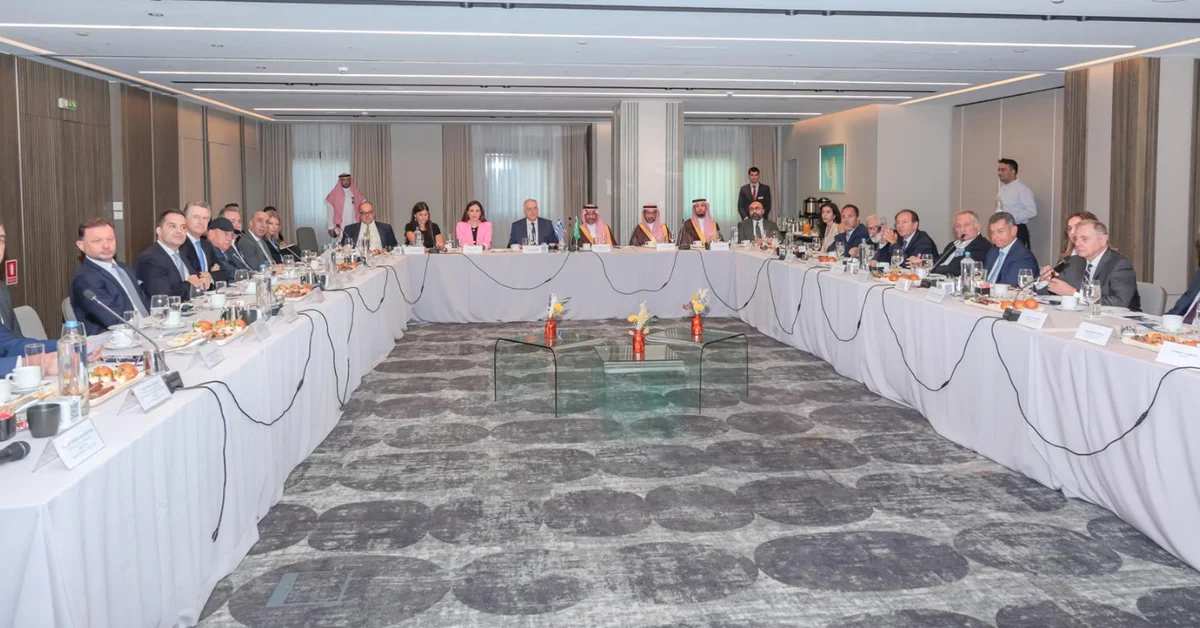 Industry Minister Chairs Business Roundtable to Advance Industrial, Mining Investment - Main Image