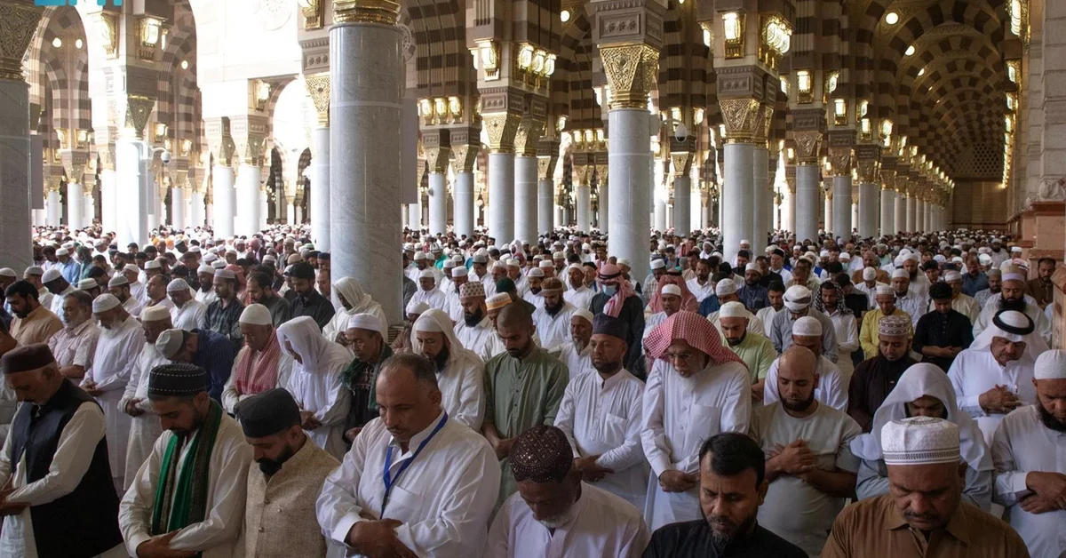 Prophet's Mosque Imam Urges Avoiding Sin to Attain Piety in Friday Sermon - Main Image