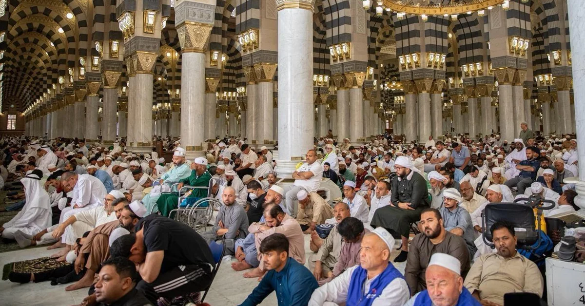 Prophet's Mosque Imam Urges Adherence to Faith and Supplication in Friday Sermon - Main Image