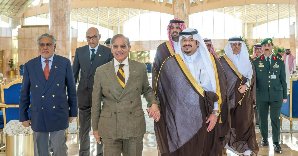 Pakistani Prime Minister Arrives in Riyadh to Take Part in FII9 - Main Image